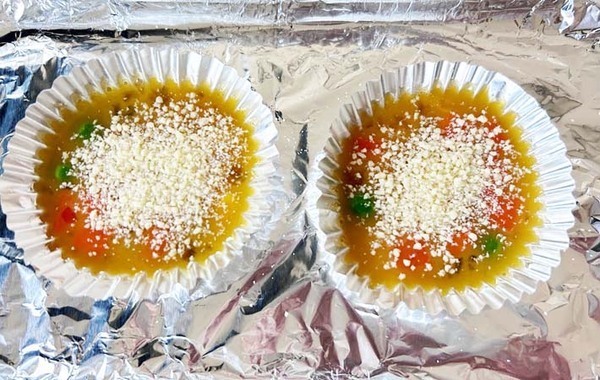 卵液をアルミカップに入れて…　でき上がったものに「その発想はなかった」