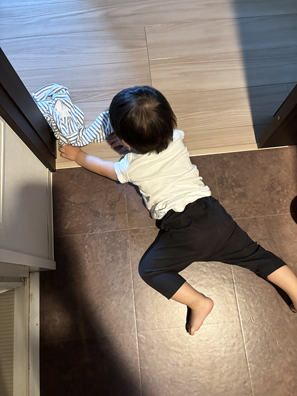 『イヤイヤ期』に突入した１歳息子　拒否の理由が？「腹抱えて笑った」「全力すぎるだろ！」