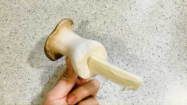 エリンギに『ストローで穴』を空けて？　できた料理に「こんなの初めて！」