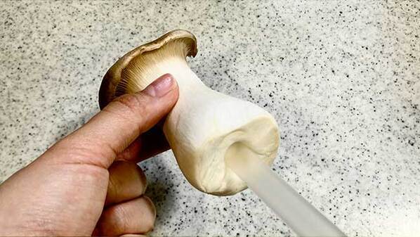 エリンギに『ストローで穴』を空けて？　できた料理に「こんなの初めて！」