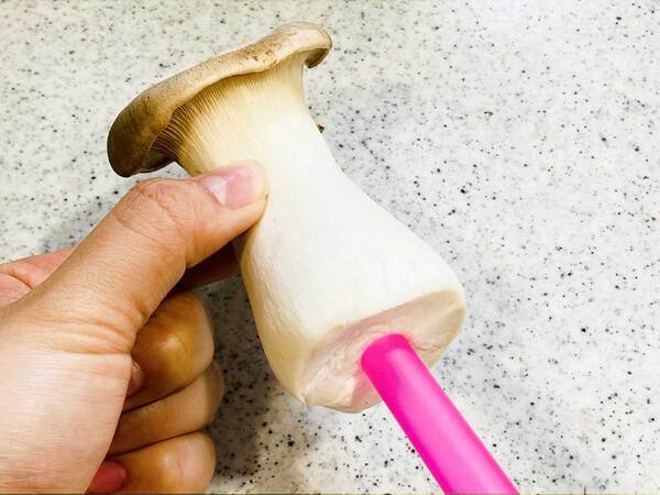 エリンギに『ストローで穴』を空けて？　できた料理に「こんなの初めて！」