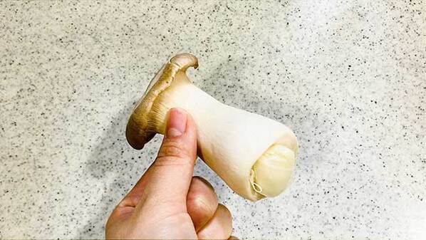 エリンギに『ストローで穴』を空けて？　できた料理に「こんなの初めて！」