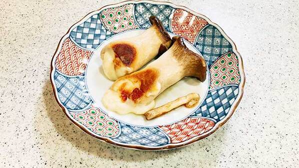 エリンギに『ストローで穴』を空けて？　できた料理に「こんなの初めて！」