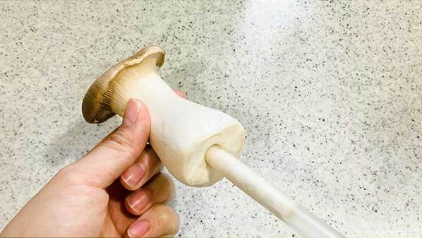 エリンギに『ストローで穴』を空けて？　できた料理に「こんなの初めて！」