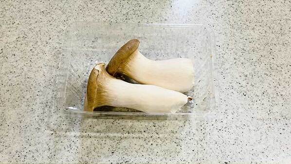 エリンギに『ストローで穴』を空けて？　できた料理に「こんなの初めて！」