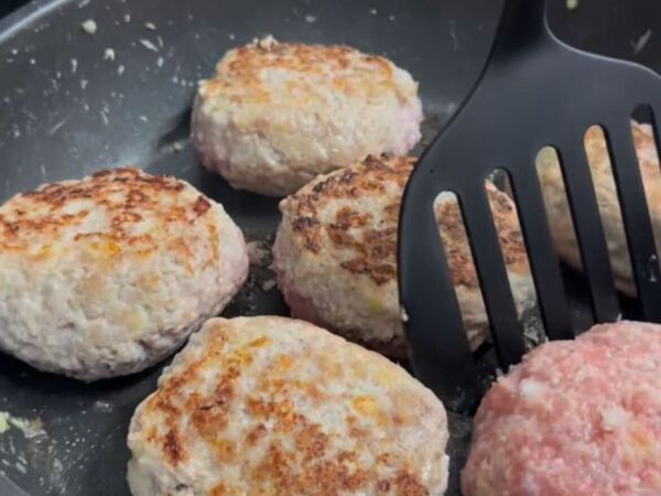 パン粉を切らした時はどうする？　食パンハンバーグに「もう戻れない！」