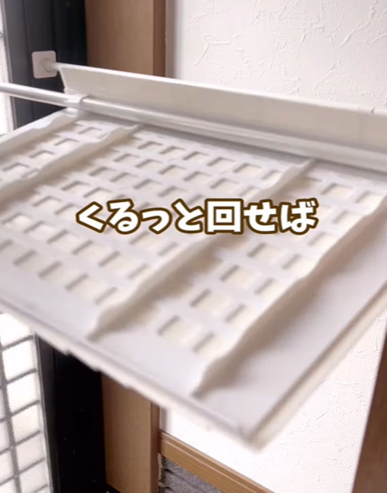 つっぱり棒とフックだけで？　玄関がスッキリ片付くDIYに「目からウロコ」