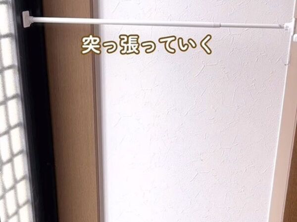 つっぱり棒とフックだけで？　玄関がスッキリ片付くDIYに「目からウロコ」