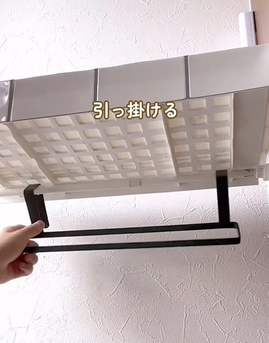 つっぱり棒とフックだけで？　玄関がスッキリ片付くDIYに「目からウロコ」