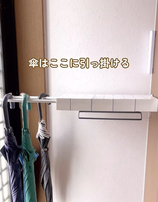 つっぱり棒とフックだけで？　玄関がスッキリ片付くDIYに「目からウロコ」