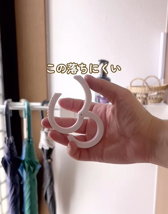 つっぱり棒とフックだけで？　玄関がスッキリ片付くDIYに「目からウロコ」