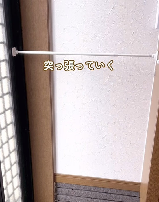 つっぱり棒とフックだけで？　玄関がスッキリ片付くDIYに「目からウロコ」