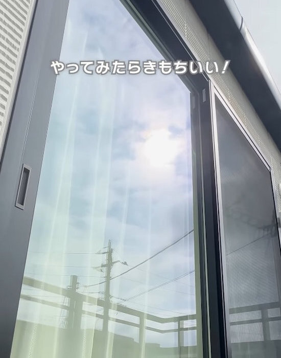 網戸とサッシが一気にきれいに！　１００均活用術に「簡単すぎ」「即やる」