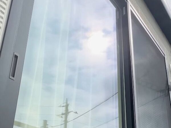 網戸とサッシが一気にきれいに！　１００均活用術に「簡単すぎ」「即やる」