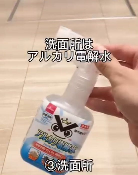 水拭きしても取れなかった床汚れが？　ウタマロを使ったら「劇的に違う！」