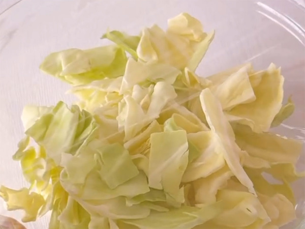 「あと一品」にパパッと作れる！　スーパーの袋入りのキャベツに加えたのは…？