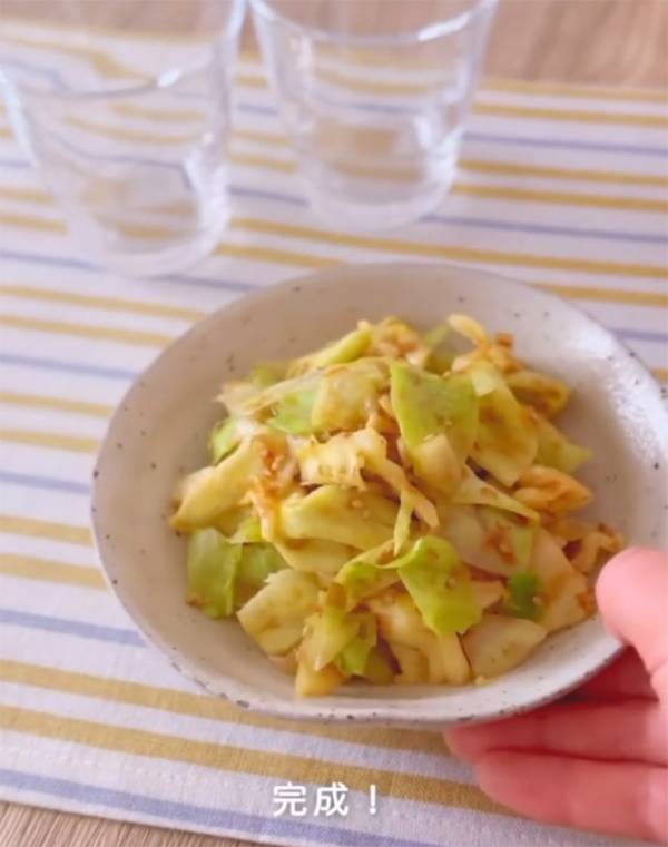 「あと一品」にパパッと作れる！　スーパーの袋入りのキャベツに加えたのは…？