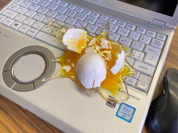 パソコンに生卵が！？　衝撃の１枚に「悲鳴出た」「信じられない」