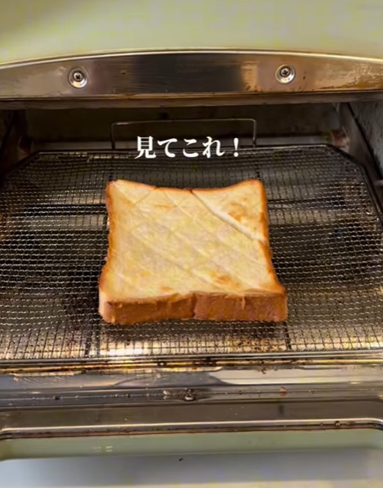 食パンを『水道水』で濡らして焼くと？　試した結果に「お店みたい」「もう戻れない」