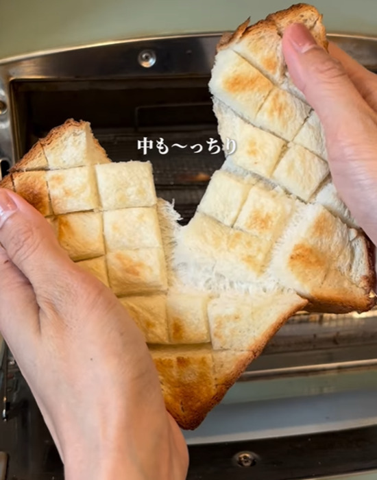 食パンを『水道水』で濡らして焼くと？　試した結果に「お店みたい」「もう戻れない」
