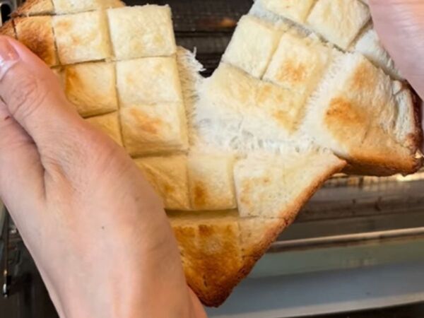食パンを『水道水』で濡らして焼くと？　試した結果に「お店みたい」「もう戻れない」