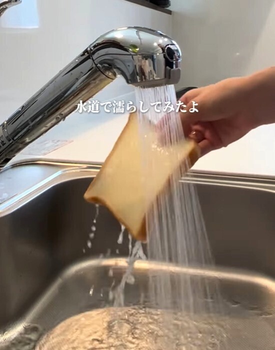 食パンを『水道水』で濡らして焼くと？　試した結果に「お店みたい」「もう戻れない」