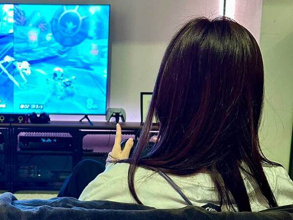 家に遊びに来た友人　ゲームをしていると？「笑った」「彼氏かな」