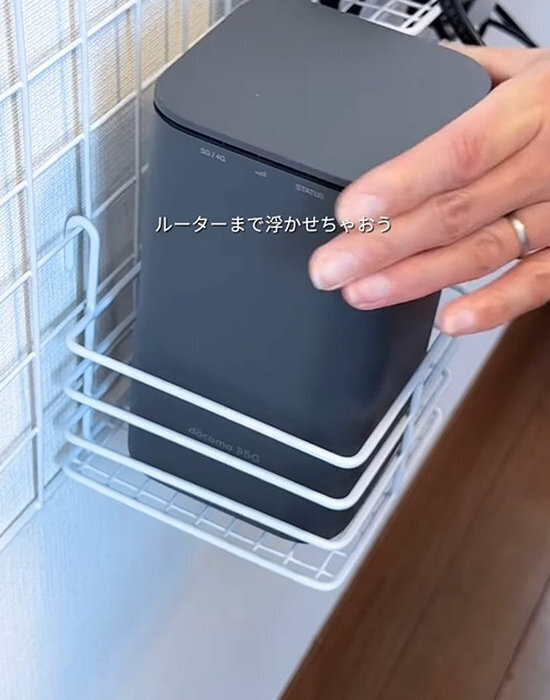 ごちゃ付くテレビ裏に！　１００均で配線を浮かせて「掃除しやすくなった」