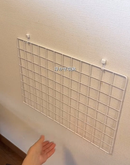 ごちゃ付くテレビ裏に！　１００均で配線を浮かせて「掃除しやすくなった」