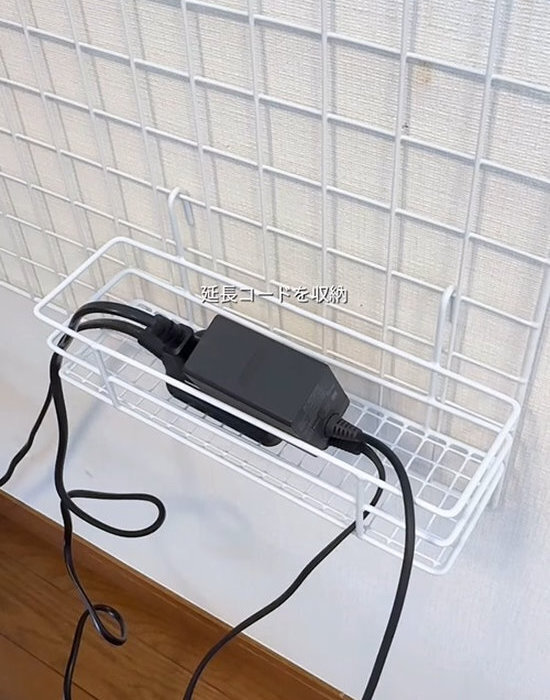 ごちゃ付くテレビ裏に！　１００均で配線を浮かせて「掃除しやすくなった」