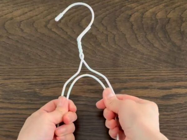 家に余っている針金ハンガーが大活躍　「まさかの使い道」に驚きの声