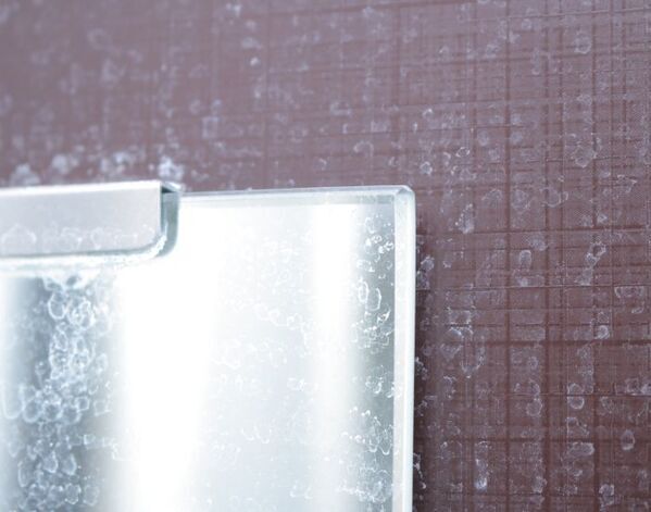 うろこ状と粉状で対処が真逆　鏡の水あかを落とすベストな手順