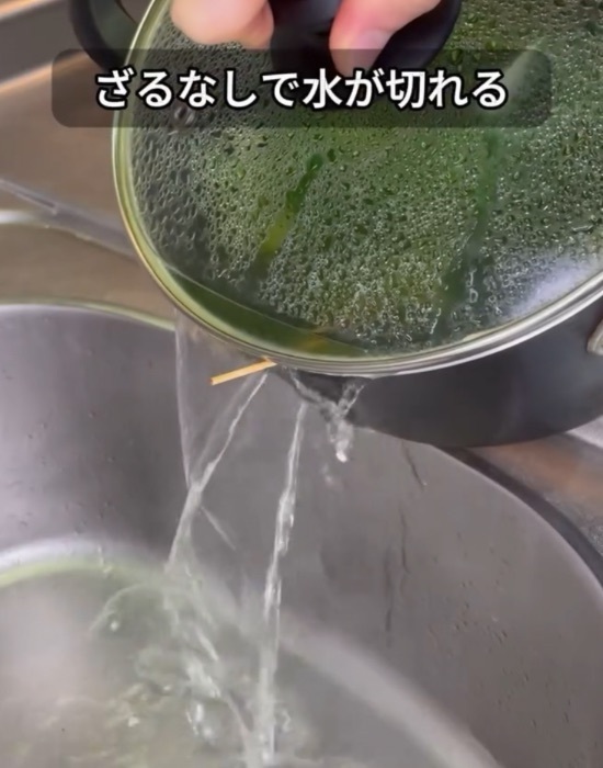つまようじがざる代わりに？　鍋だけで湯切りする裏技に「その発想はなかった！」