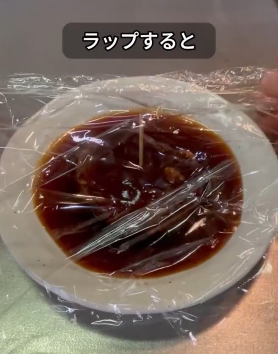 つまようじがざる代わりに？　鍋だけで湯切りする裏技に「その発想はなかった！」