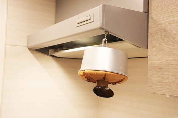 レンジフードに吊るされているのは…　まさかの正体に「これは天才」「脳がバグった」