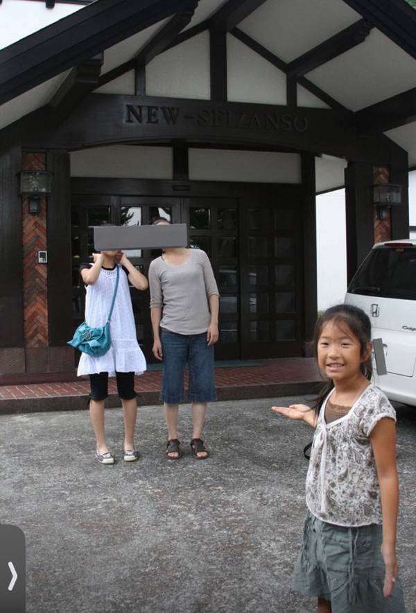 遠近法で、両親を手にのせたい娘　完成した写真が？「今年イチ笑った」「案内人かな」