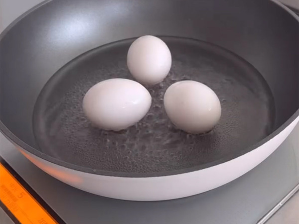 ゆで卵をゆでる時は…　主婦が教える『裏ワザ』にビックリ！