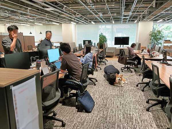 真面目に話をする社員の後ろで…　まさかの光景に「笑った」「私も早くこれになりたい」