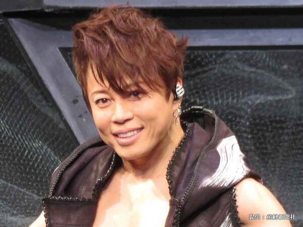 西川貴教、ミャクミャクとコラボ！　服をよく見てみると…？「笑いが止まらん」