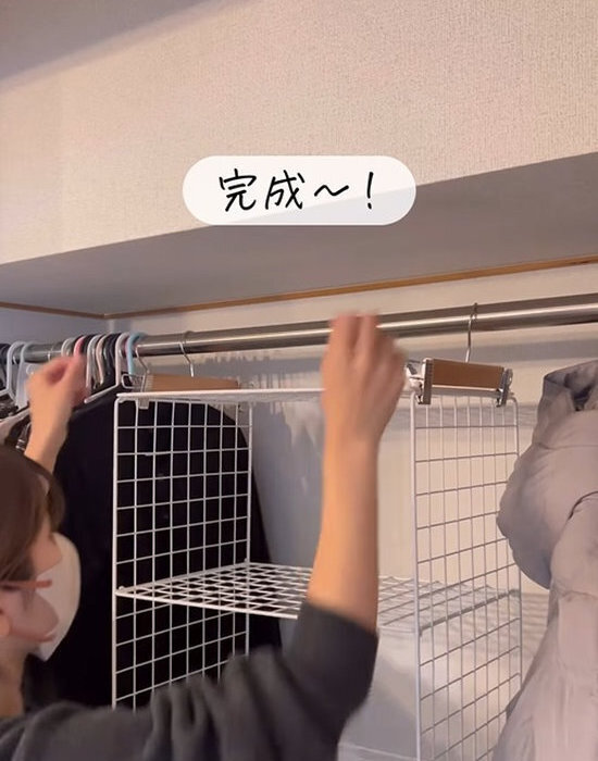 ワイヤーネットを固定するだけ！　服のちょい置き棚が簡単に作れる方法