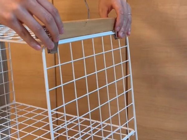 ワイヤーネットを固定するだけ！　服のちょい置き棚が簡単に作れる方法