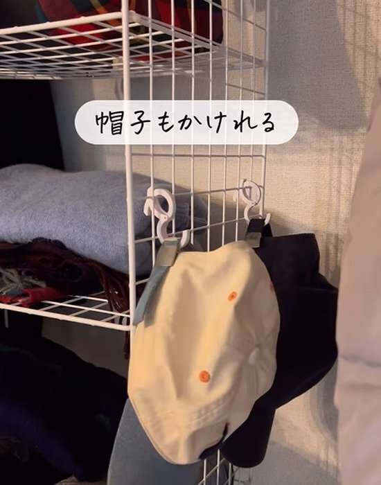 ワイヤーネットを固定するだけ！　服のちょい置き棚が簡単に作れる方法