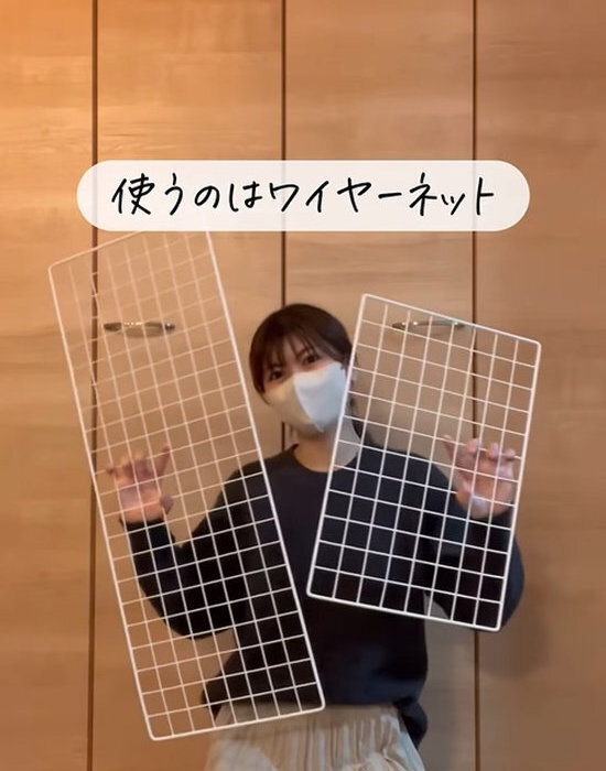 ワイヤーネットを固定するだけ！　服のちょい置き棚が簡単に作れる方法