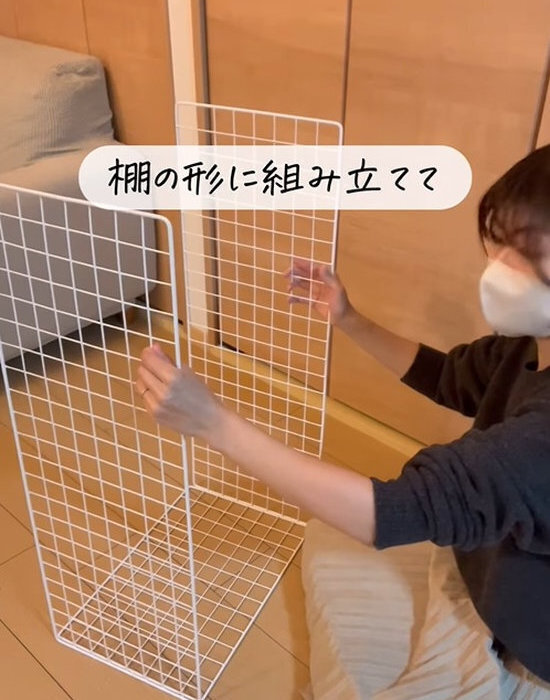 ワイヤーネットを固定するだけ！　服のちょい置き棚が簡単に作れる方法
