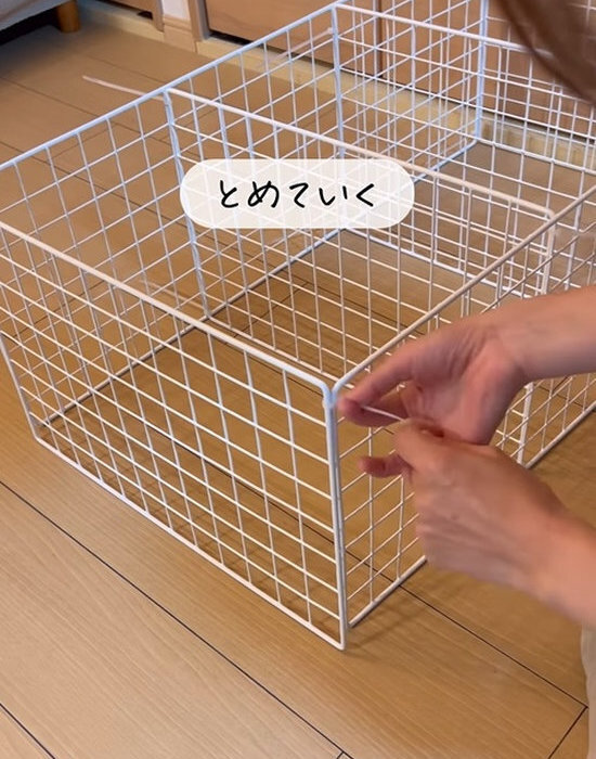 ワイヤーネットを固定するだけ！　服のちょい置き棚が簡単に作れる方法