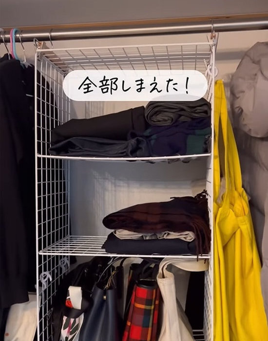 ワイヤーネットを固定するだけ！　服のちょい置き棚が簡単に作れる方法