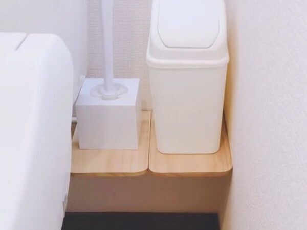 便器奥のデッドスペースが棚に？　収納アイデアに「思い付かなかった」「感動した」