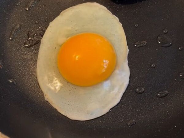 「水じゃなくて氷を使って」　目玉焼きの調理テクが目からウロコ！