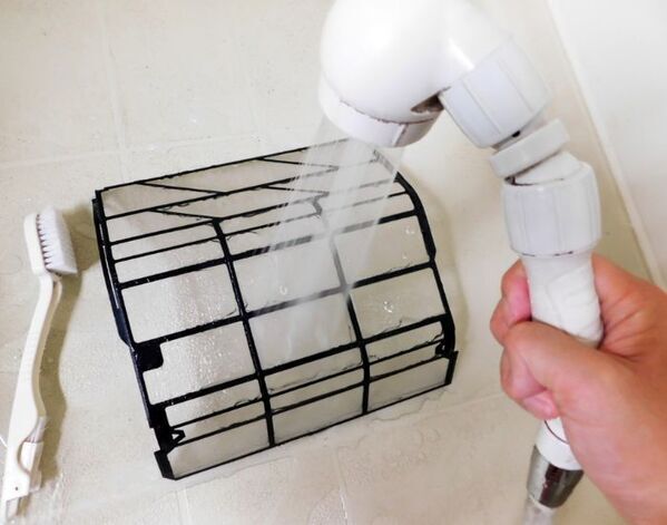 掃除機だけでは落ちない　エアコンの効きが悪くなる意外な理由