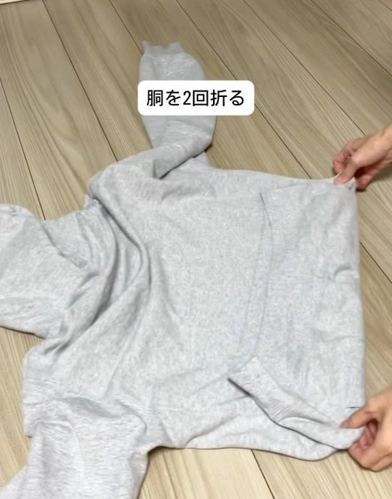 パーカーのフードが乾かない…　ハンガー２本使うだけで「完璧に乾いた」「天才すぎる」